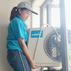 美女安装空调